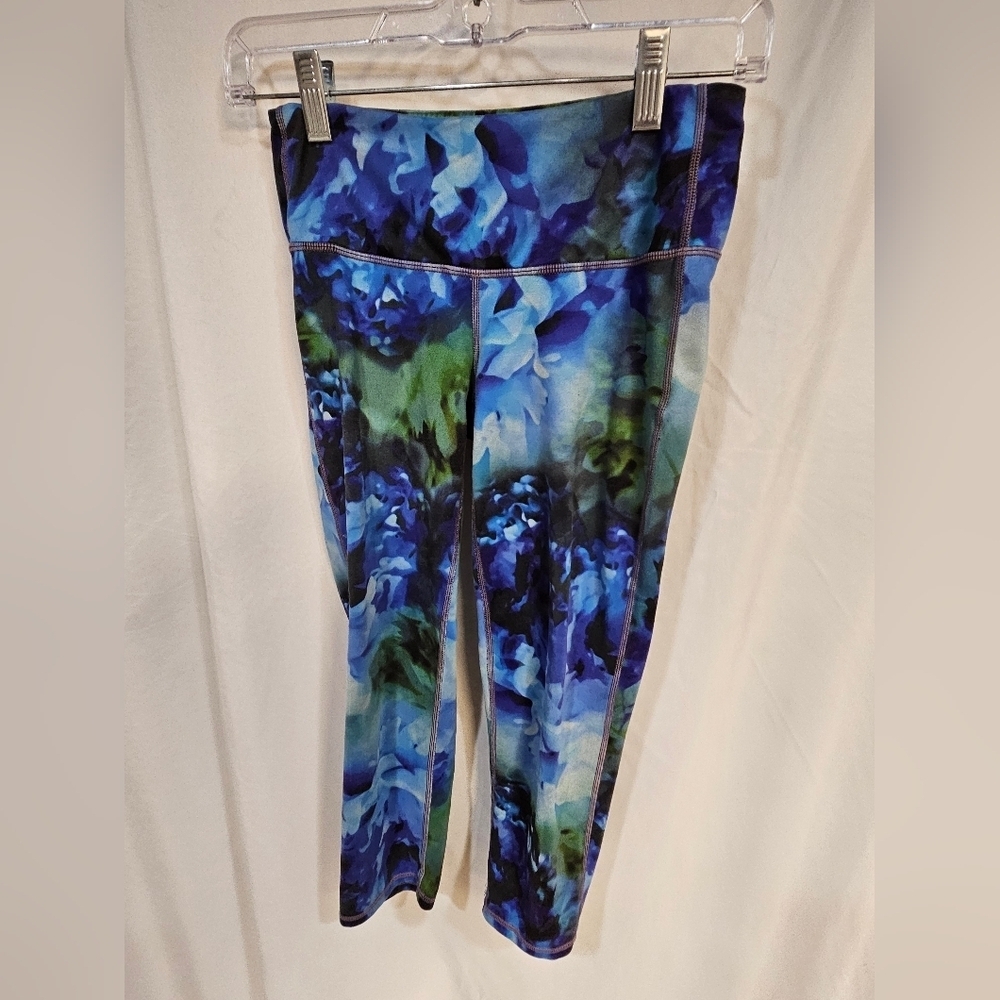 Athleta Blue Green Multi BLOOM CHATURANGA Print Capri leggings Size X-Small XS